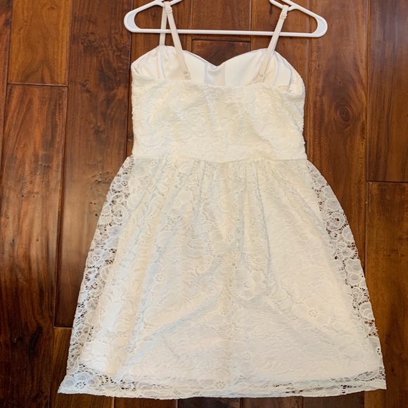 Classic White Lace Dress - Picture 3 of 3